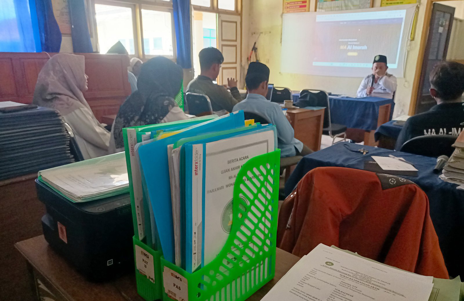 Fokus Optimalisasi Teknologi Digital dalam Kurikulum Merdeka, MA Al Imarah Gelar Rapat Evaluasi Semester Ganjil 2025/2026